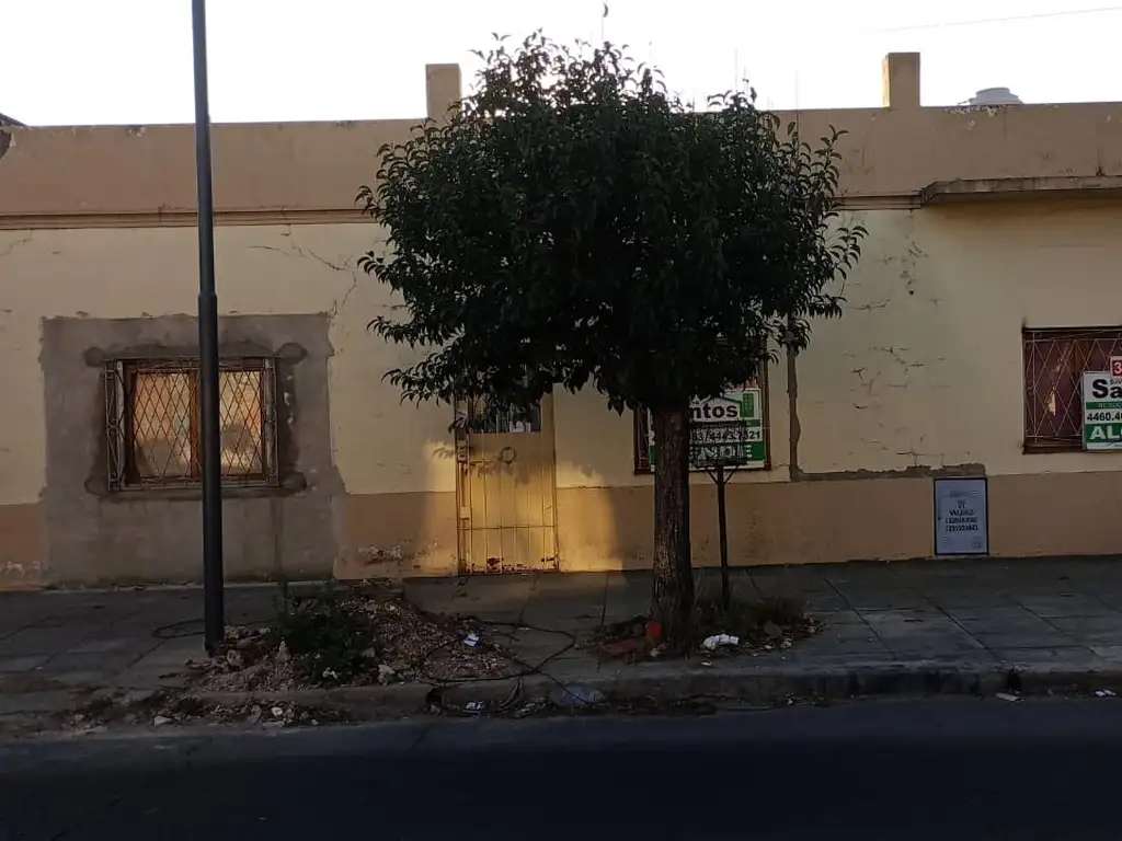 CASA 4 AMBIENTES  150 MTS 2 APROX. CON PATIO Y PARRILLA SAN JUSTO