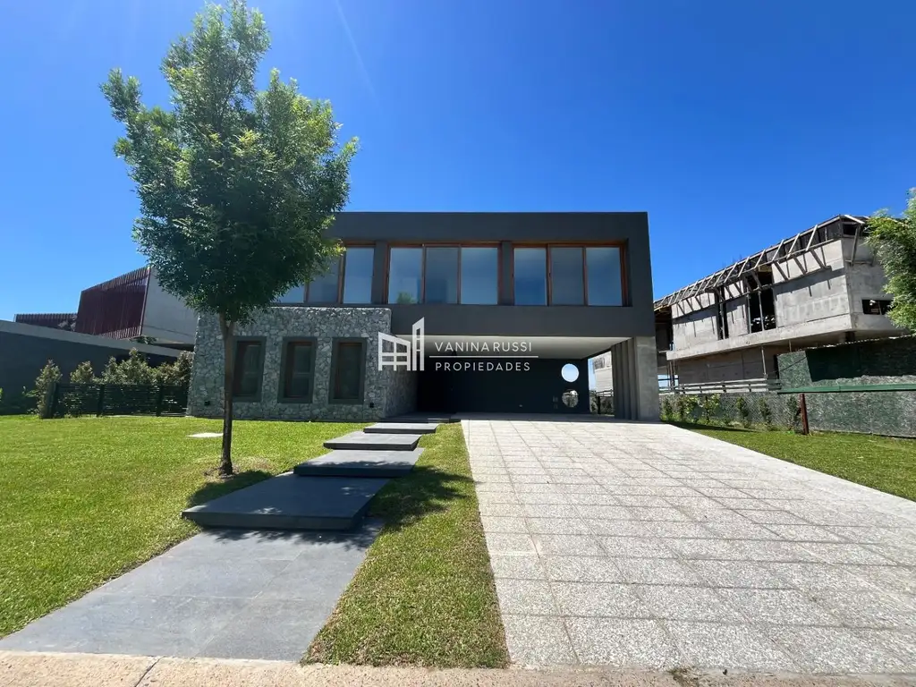 Casa en venta al lago central en Nordelta Virazón