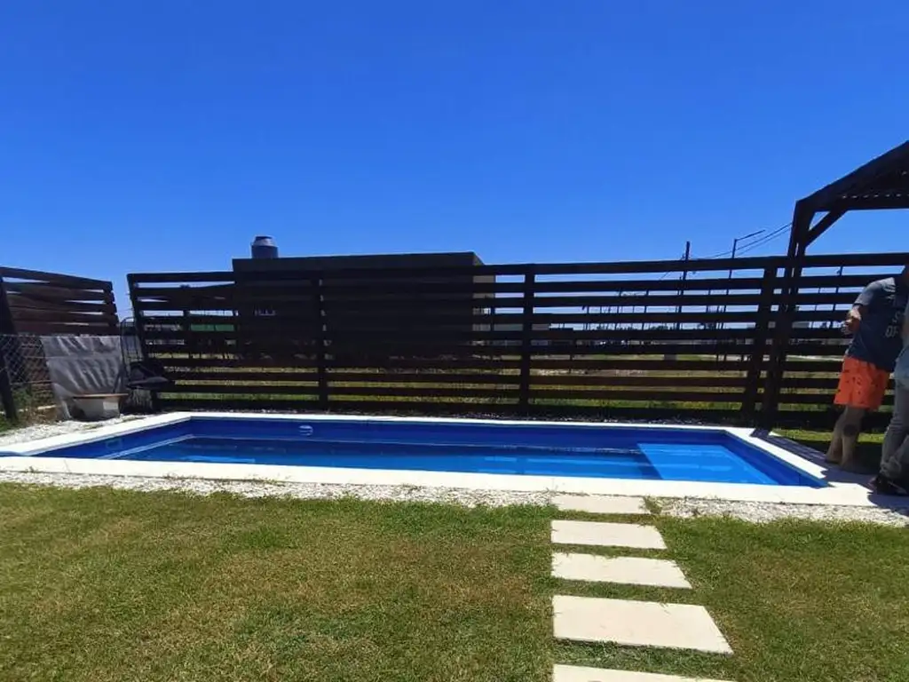 Casa dos ambientes con piscina