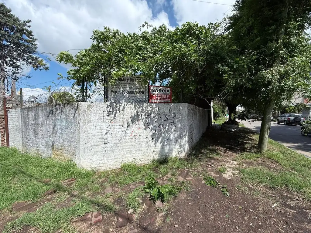 TERRENO CON PLANOS APROBADOS PARA CONSTRUIR UN LOCAL / VIVIE