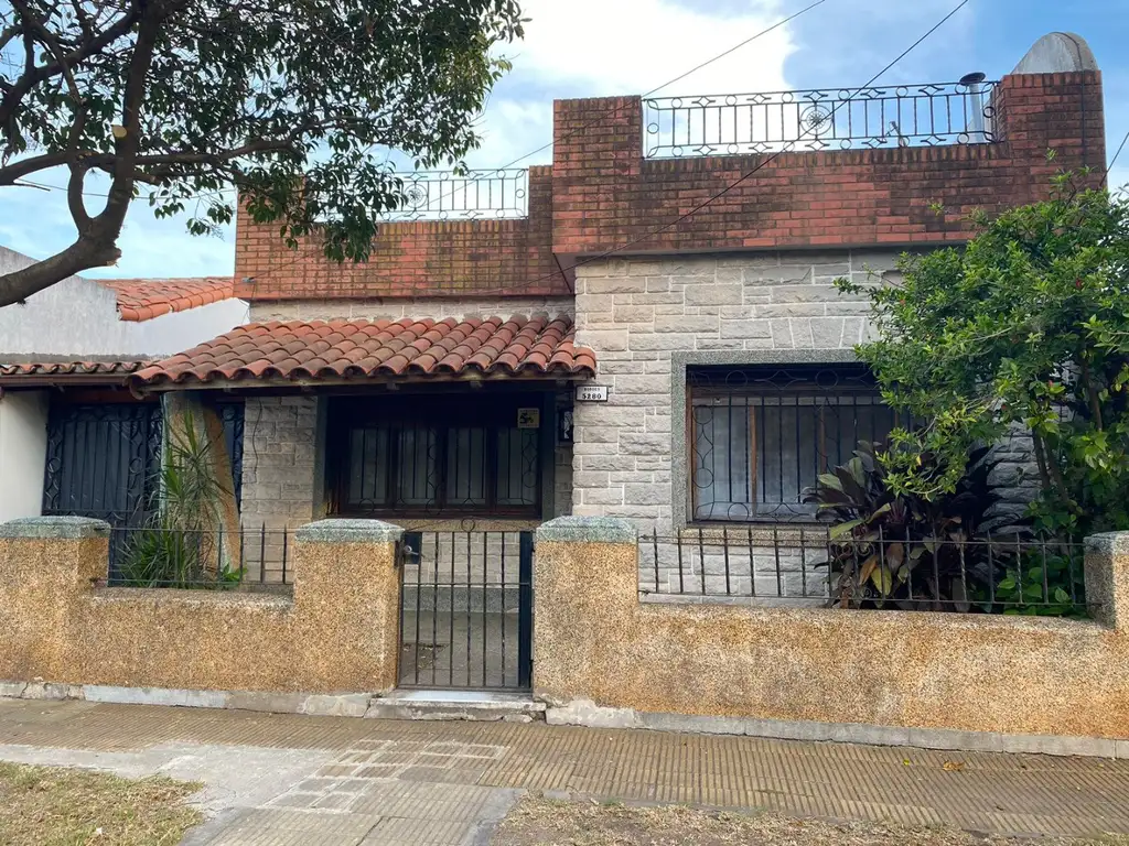 Excelente oportunidad en Carapachay. Casa sobre lote 8,66 x 29 mts.  Posibilidad de financiación-