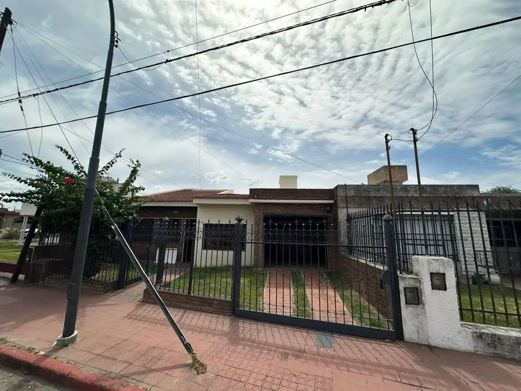 VENTA CASA 3 DORM. 3 BAÑOS EN  1  PLANTA PATIO