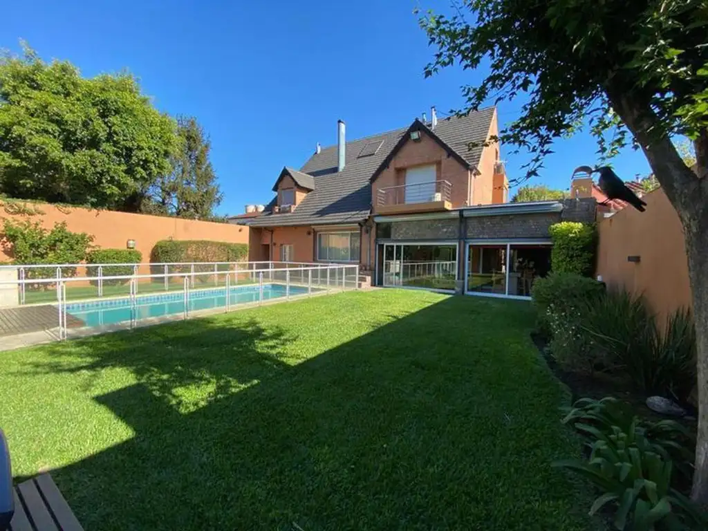 Elegante chalet de 7 ambientes c/ pileta- Haedo-600mts2