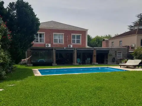 Casa 5 Dormitorios, Jardín, Piscina en Barrio Los Jazmines