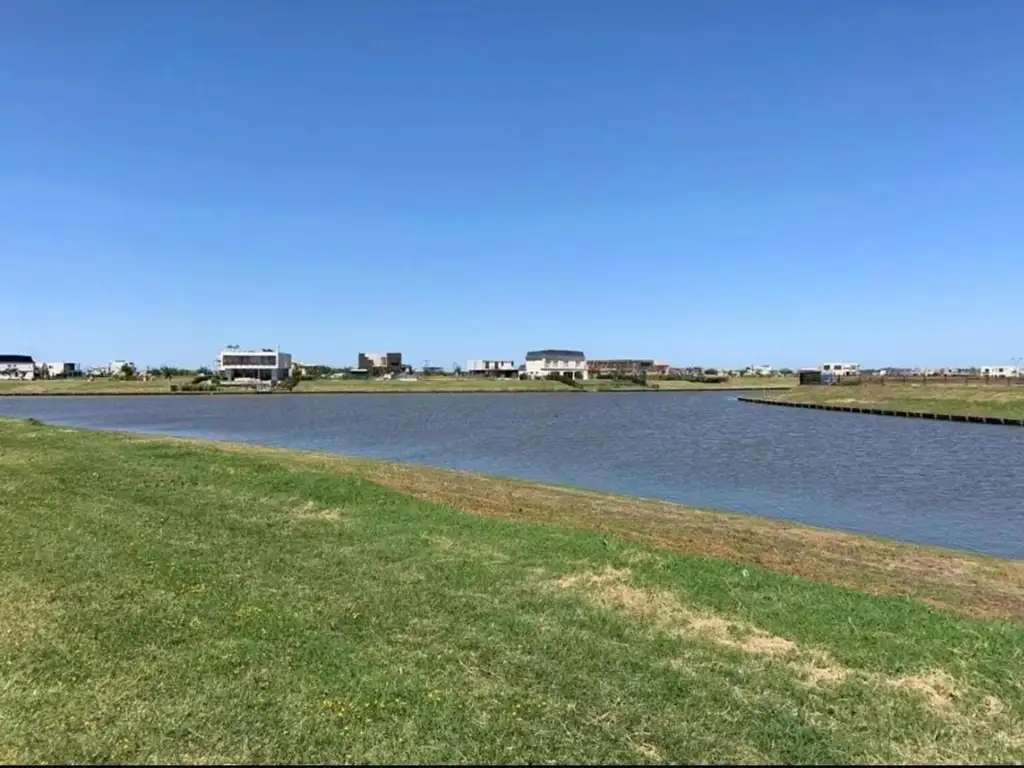 Excelente lote al agua barrio Costas Puertos del Lago