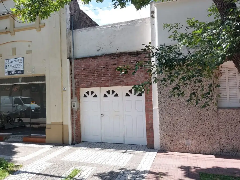 Se vende casa centrica con Local comercial..