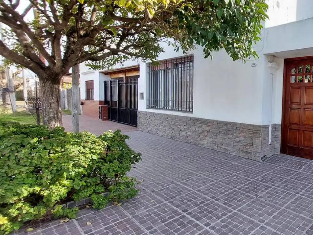 Casa de 3 amb. APTA CREDITO a la venta en cañuelas, ZONA CENTRICA