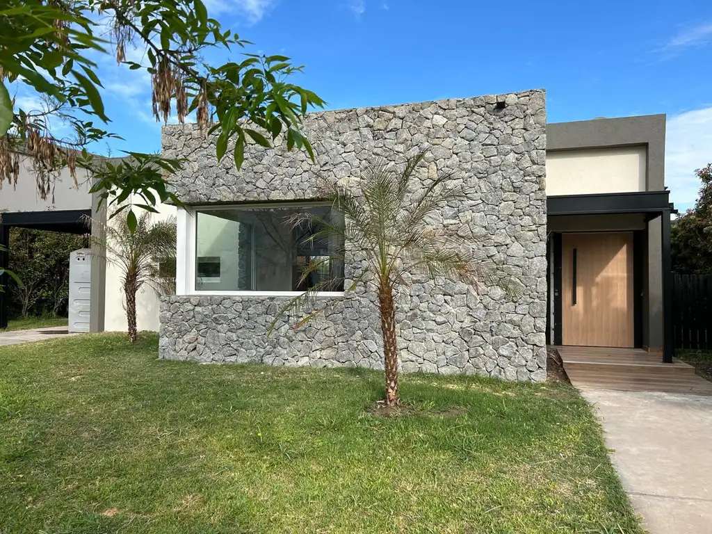 HERMOSA CASA EN CANTON PUERTO LOTE INTERNO