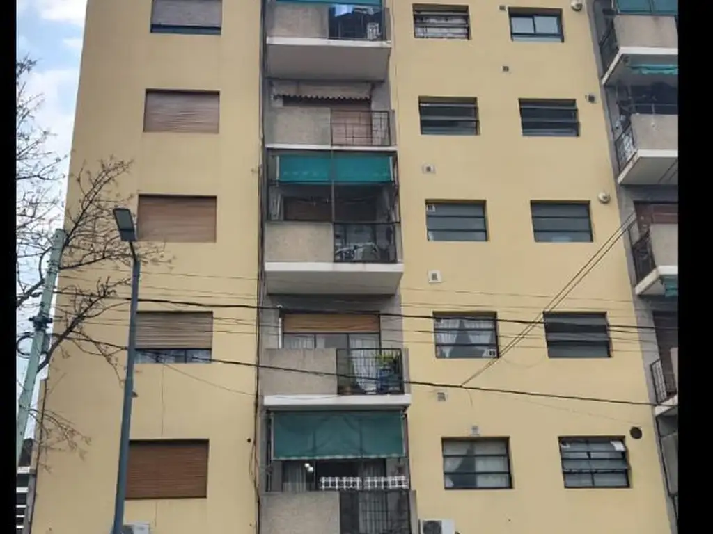 Departamento en venta de 2 ambientes, con blcon al fte 5to piso en Monte Castro