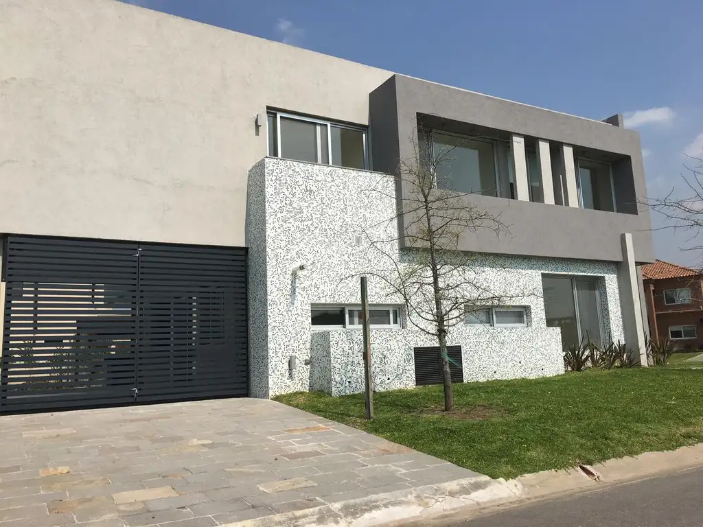 Casa estilo racionalista, VENTA Y ALQUILER,  3 cuartos, escritorio, dependencia. Ayres Plaza.