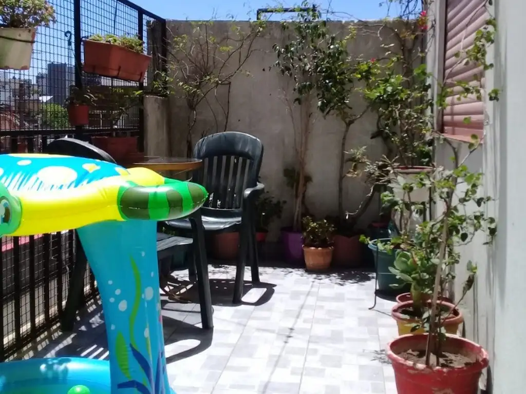 2 Ambientes con patio y balcon