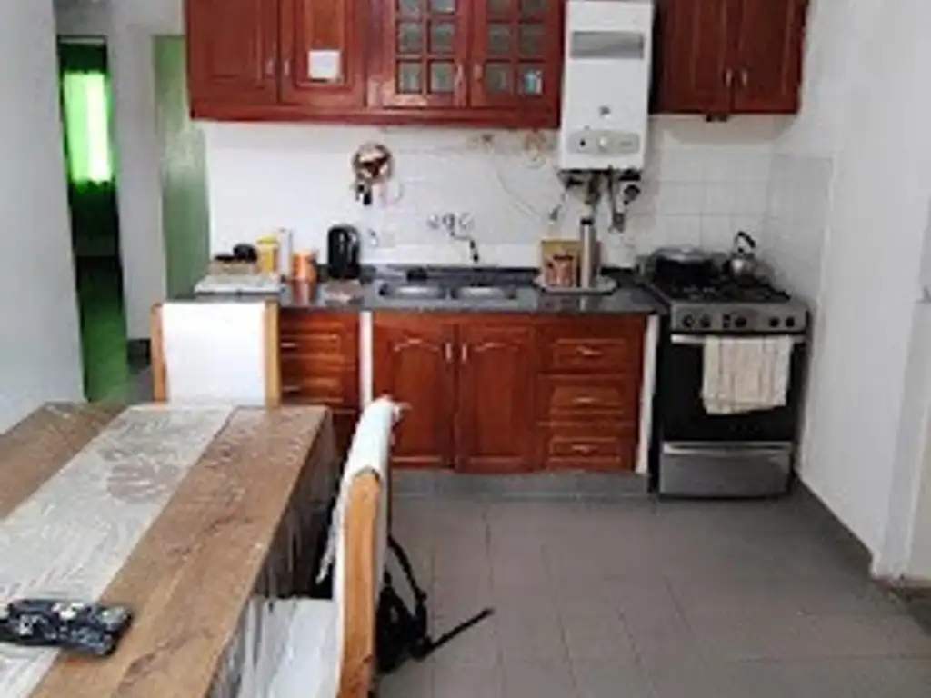 VENDO CASA CON PATIO Y DPTO ZONA OESTE