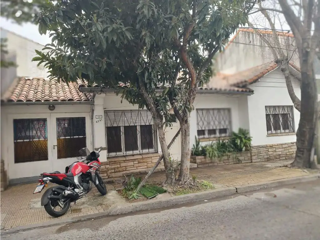 CASA EN UNA PLANTA EXCELENTE UBICACION CON TERRAZA Y PATIO