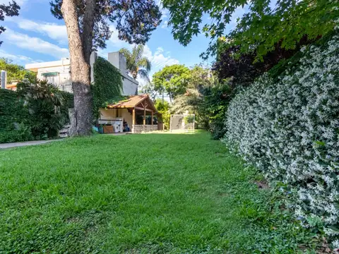 CASA VENTA ALBERDI JARDIN TRES DORMITORIOS COCHERA