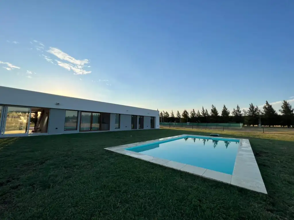 CAMPOS DE ROCA II - CASA A ESTRENAR  3 dorm, pileta