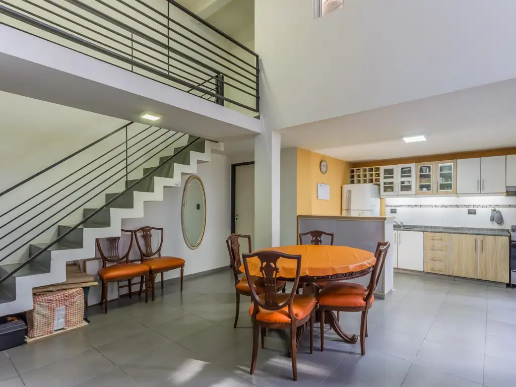 Excelente depto. tipo duplex 89m2, 3 amb. con patio en venta, edificio c/ pileta y parrilla