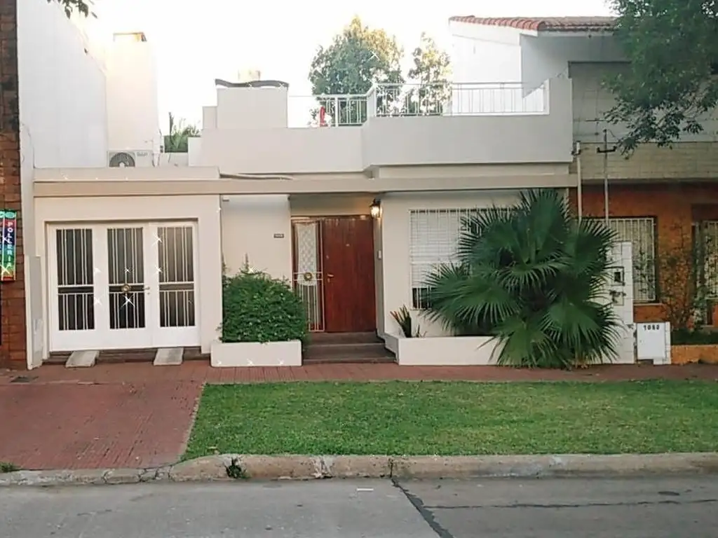 Casa con cochera, patio, terraza y 2 dormitorios. excelente estado.