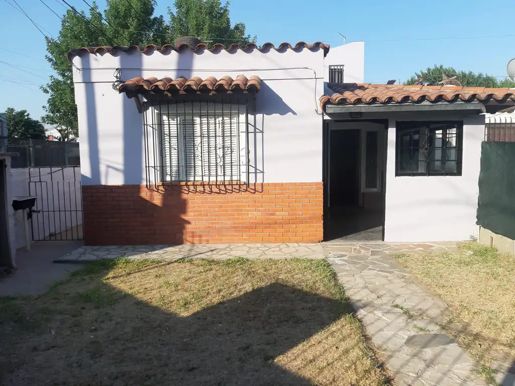 VENTA DE CASA 3 AMBIENTES CON JARDÍN GARAGE Y DEPENDENCIA MORENO