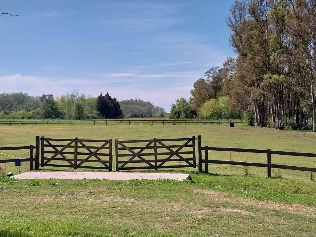 Terreno con IMPORTANTE MEJORAS en Chacras del Paraná - Zarate