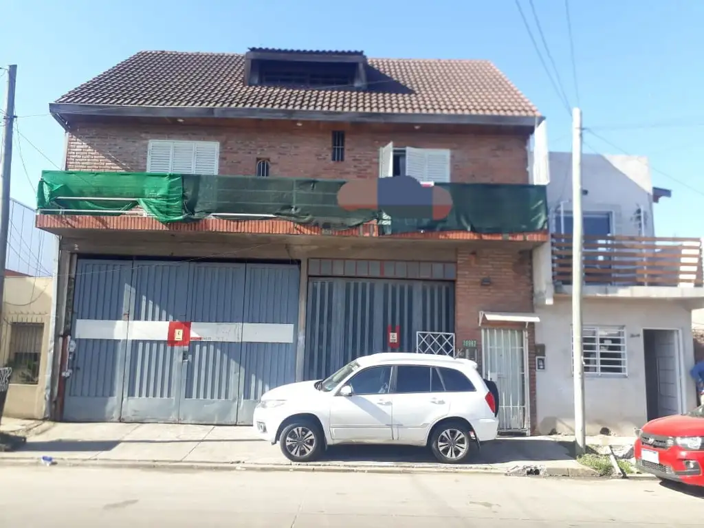 Galpon 300 m2 con vivienda 3 ambientes s/ importante avenida.-