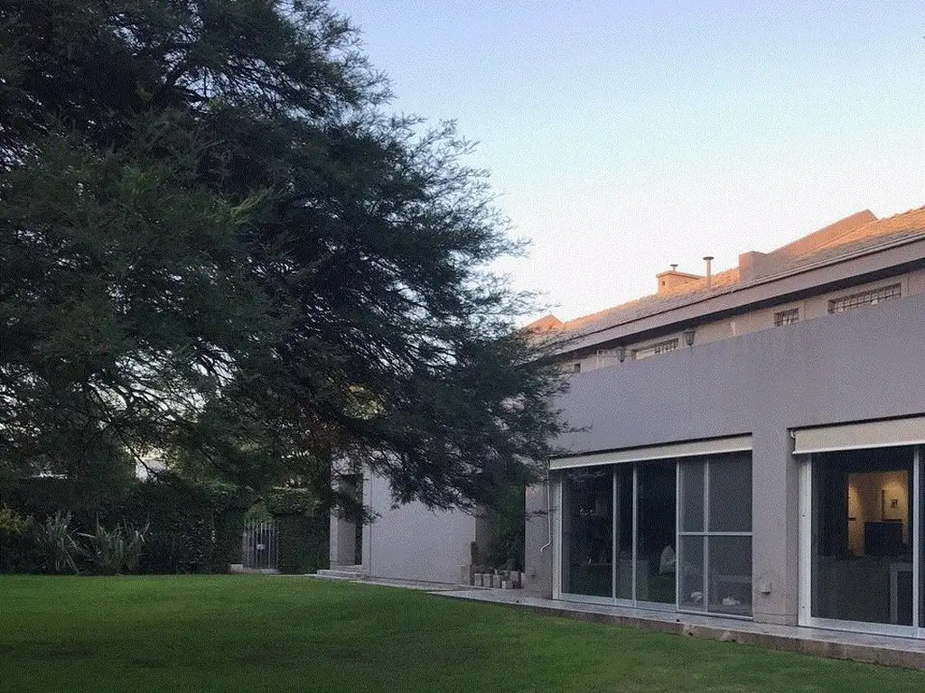 VENDO CASA DE CATEGORÍA Y IMPECABLE!