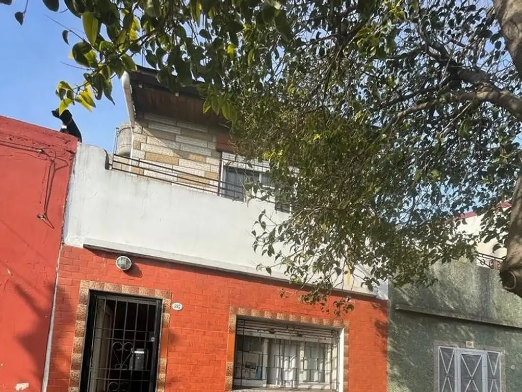 TIPO CASA AL FRENTE 2 DORMITORIOS