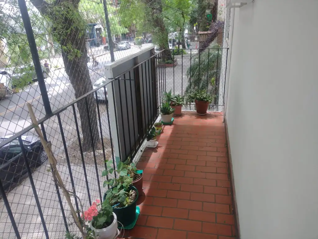 EXCELENTE DEPARTAMENTO 3 AMB AL FRENTE CON BALCON TOTALMENTE RECICLADO A NUEVO