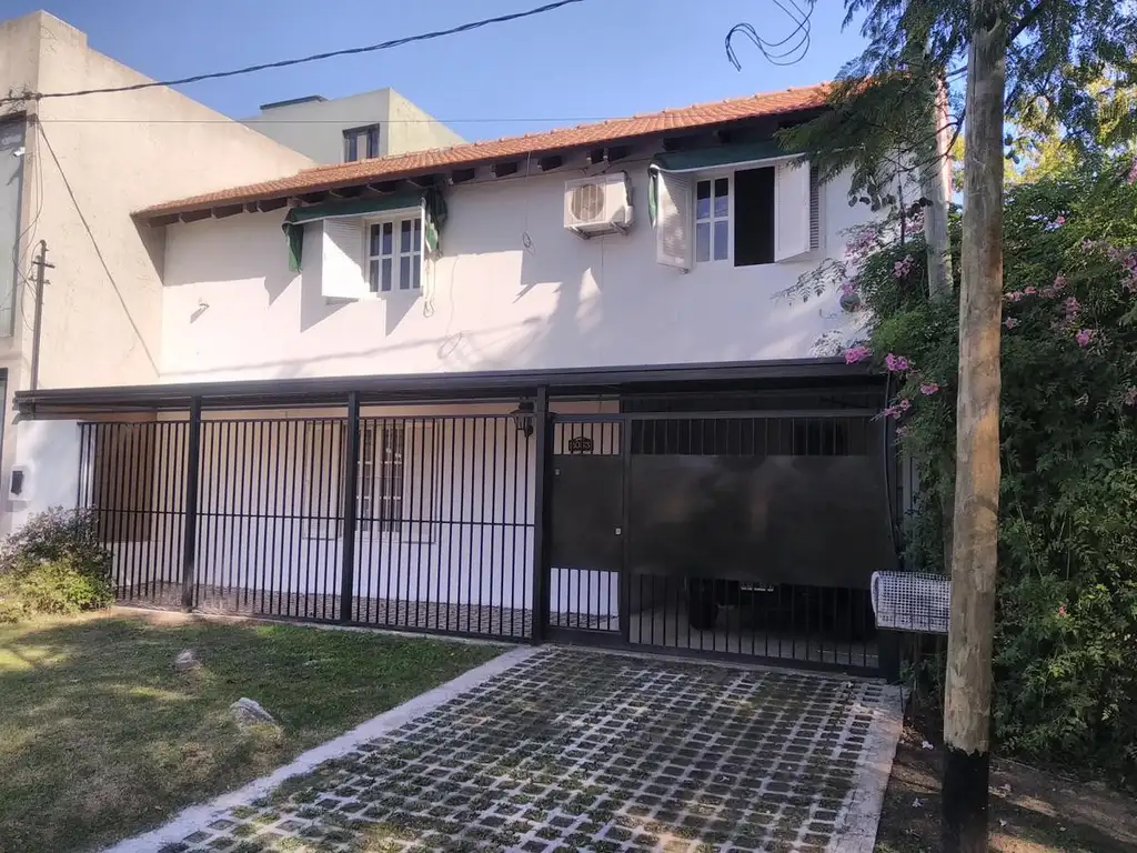 Casa en venta - 3 dormitorios 2  baños 2 cocheras - 300mts2 - City Bell