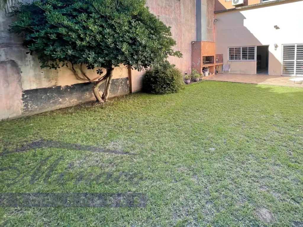 Oportunidad! Hermosa Casa 5 amb con fondo. Lote 8.66x29