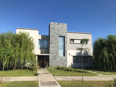 Casas en Venta en Countries y Barrios Cerrados en Quilmes - Argenprop