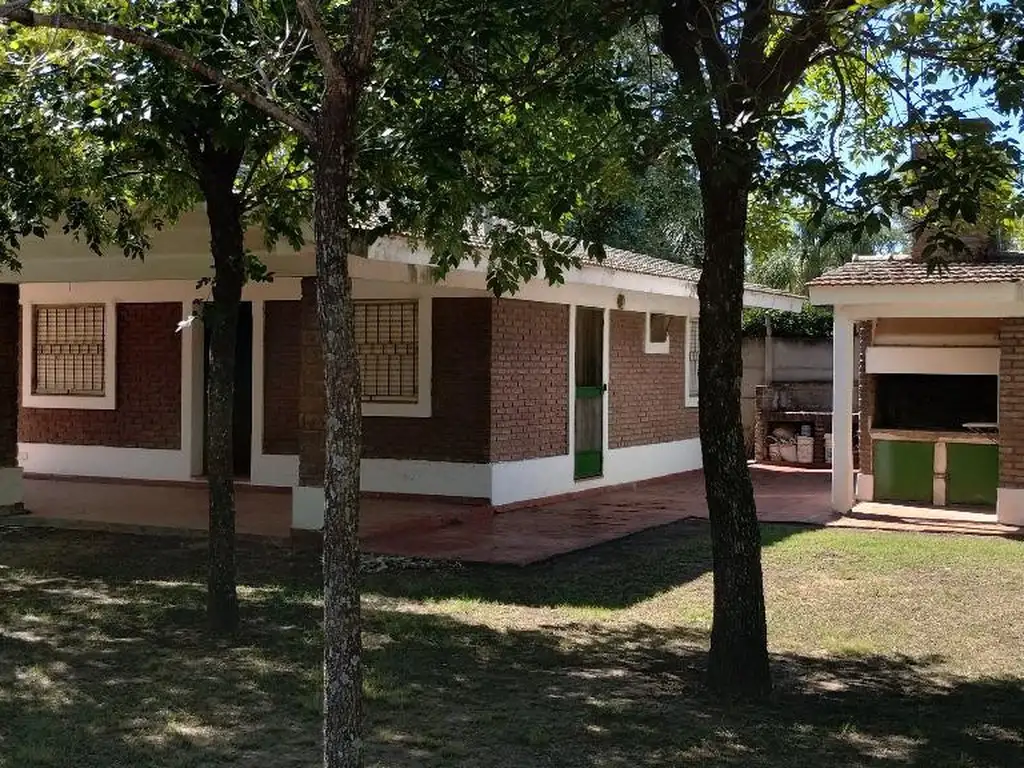 Casa de 2 dormitorios en inmejorable esquina de Villa La Rivera