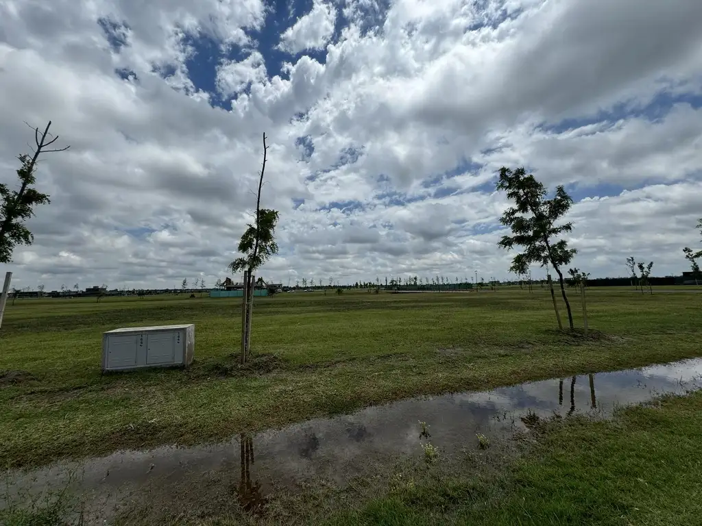 Terreno con frente Sur y fondo al reservorio en Vida Club de Campo - 164