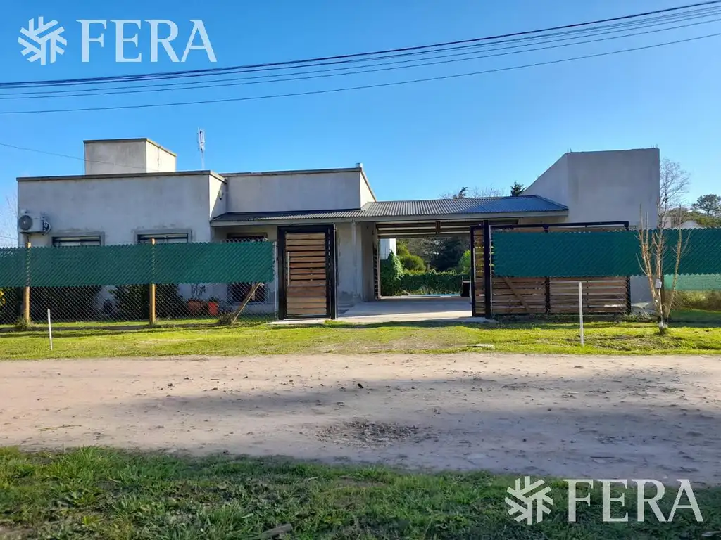 Venta casa de 4 ambientes con galería, patio y piscina en Arturo Segui