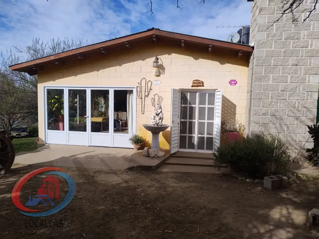 CASA CON DOS DORMITORIOS Y JARDIN CON ARBOLES FRUTALES