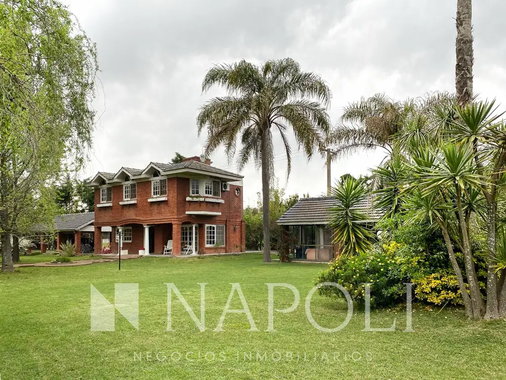 Casa en Venta de Dos Plantas, en Los Rosales, Canning