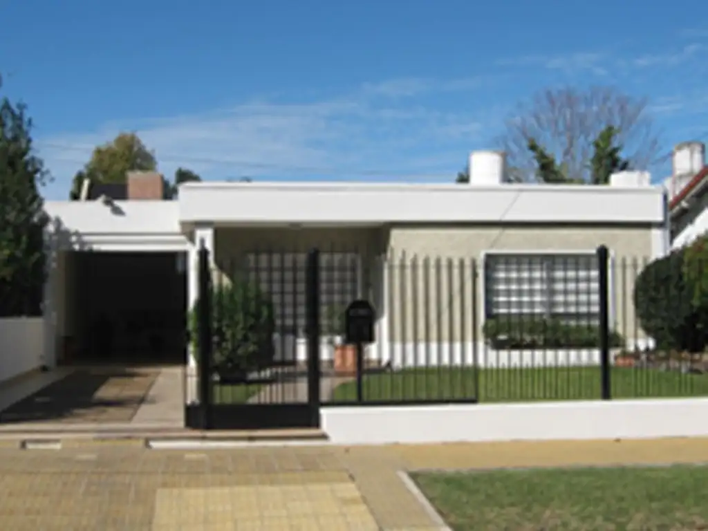 EN BUENA ZONA RESIDENCIAL, LINDÍSIMA CASA EDIFICADA EN UNA PLANTA SOBRE UN GRAN TERRENO