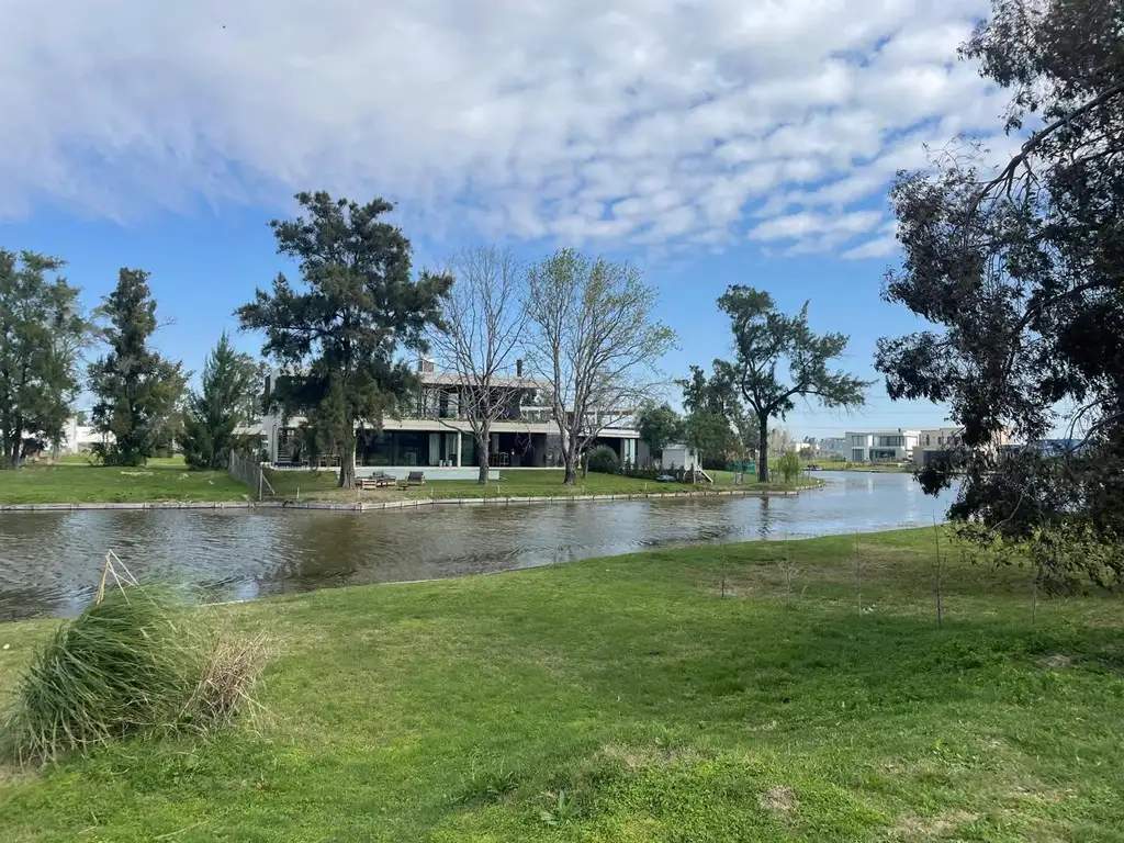 Lote en venta a la laguna en Barrio Laguna Grande