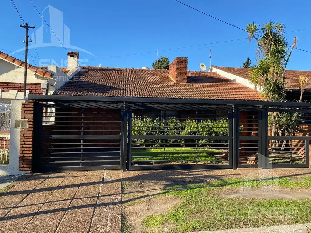 Casa 5 ambientes con cocheras y piscina en venta - Quilmes Oeste