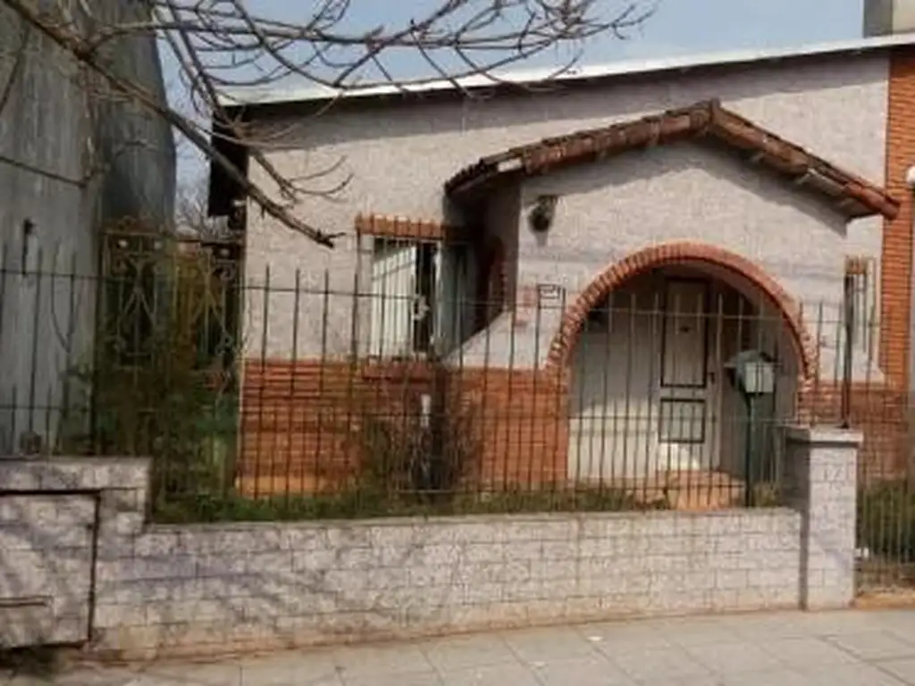 Casa en Venta de 3 ambientes en el Centro de Ezpeleta