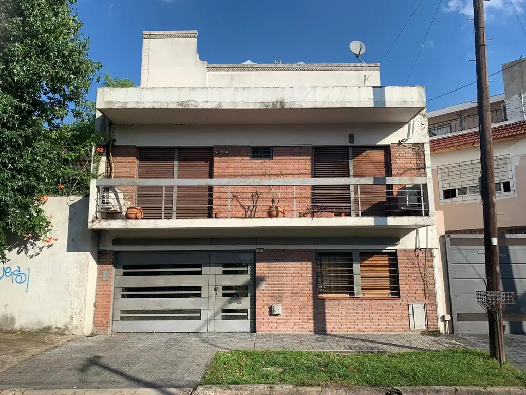 *CASA P.H. DE 4 AMB. CON COHERA Y PEQUEÑO PATIO *3 DORMITORIOS CON PISOS DE MADERA, PLACARD