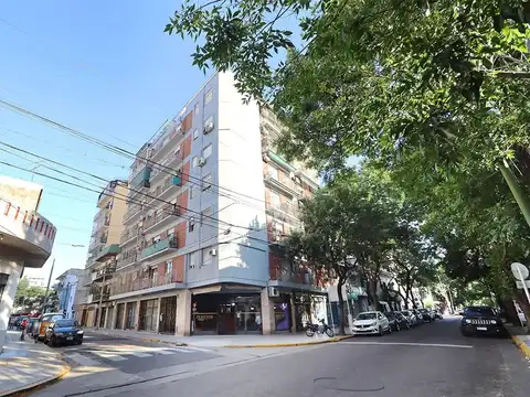 2 ambientes frente con balcón corrido