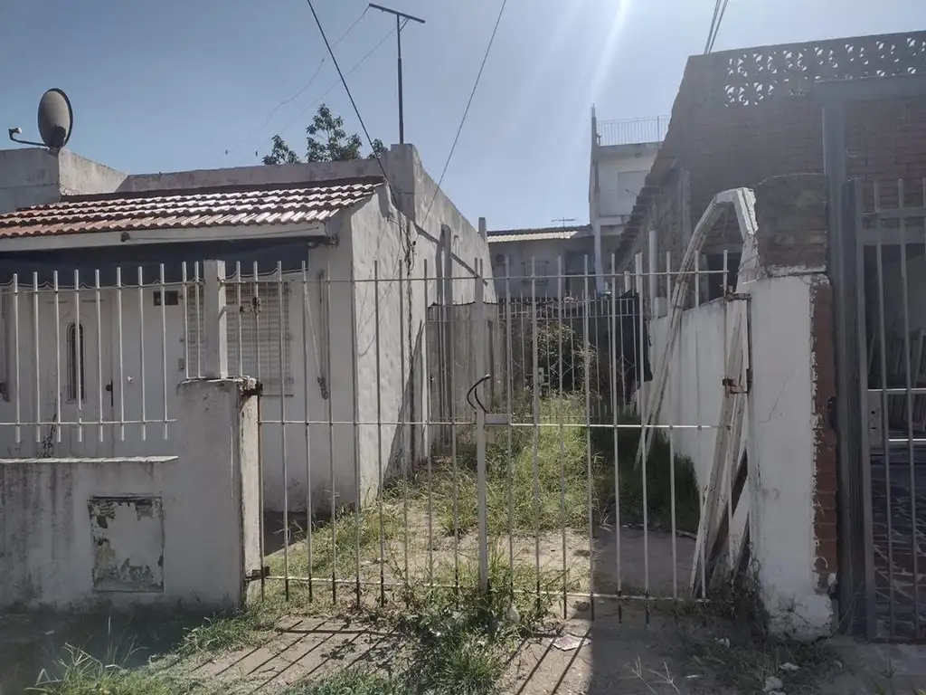 CASA EN VENTA.MONTE CHINGOLO.LANUS ESTE.