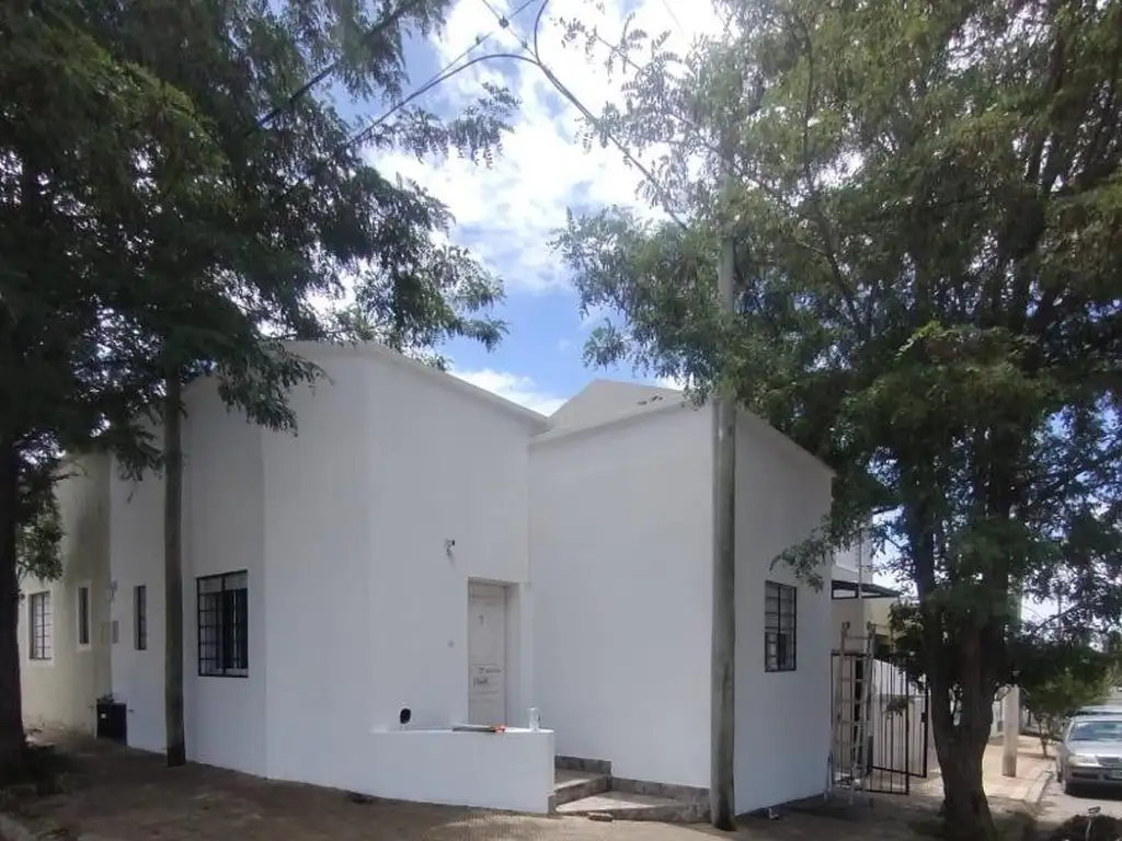 Casa de un dormitorio con estacionamiento