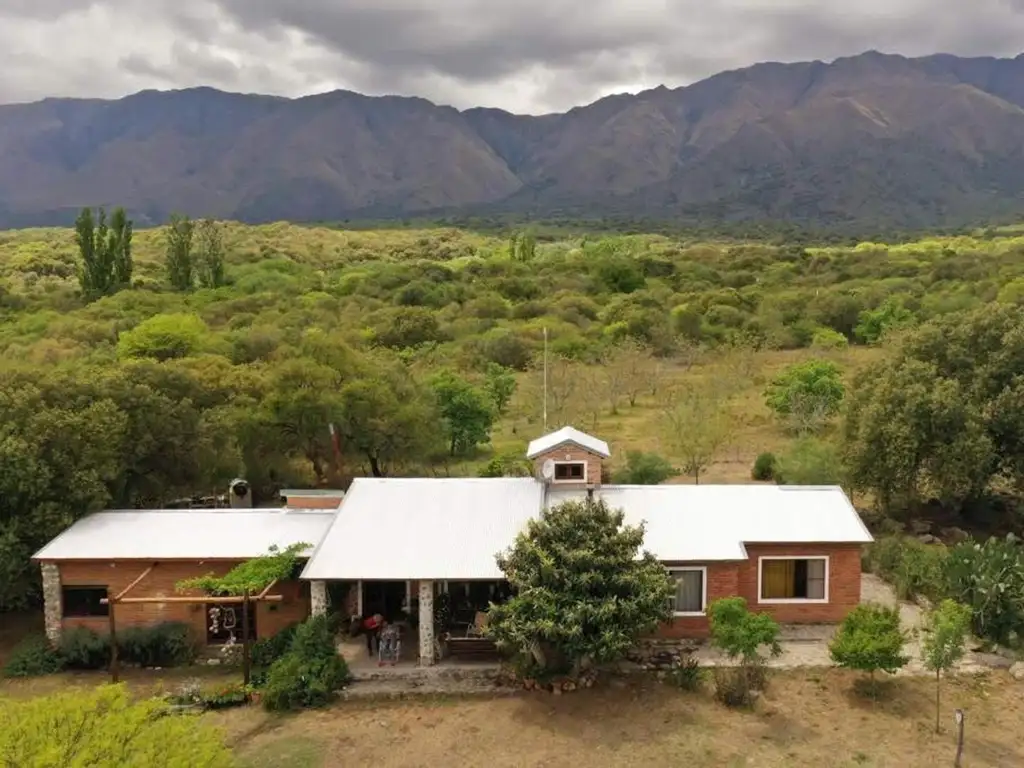 Casa de campo, casa de huespedes, galpón cochera en 3,85 Has