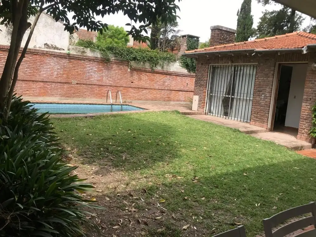 CHALET  VÍAS A LIBERTADOR,  A 3 CUADRAS DE LA ESTACIÓN, 400 M2 DE LOTE, 5AMB + PLAY. OPORTUNIDAD!