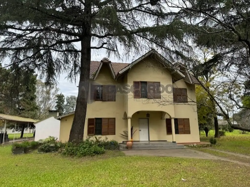 Chalet de 5 ambientes sobre lote de 9337 m2. Cancha futbol y piscina.