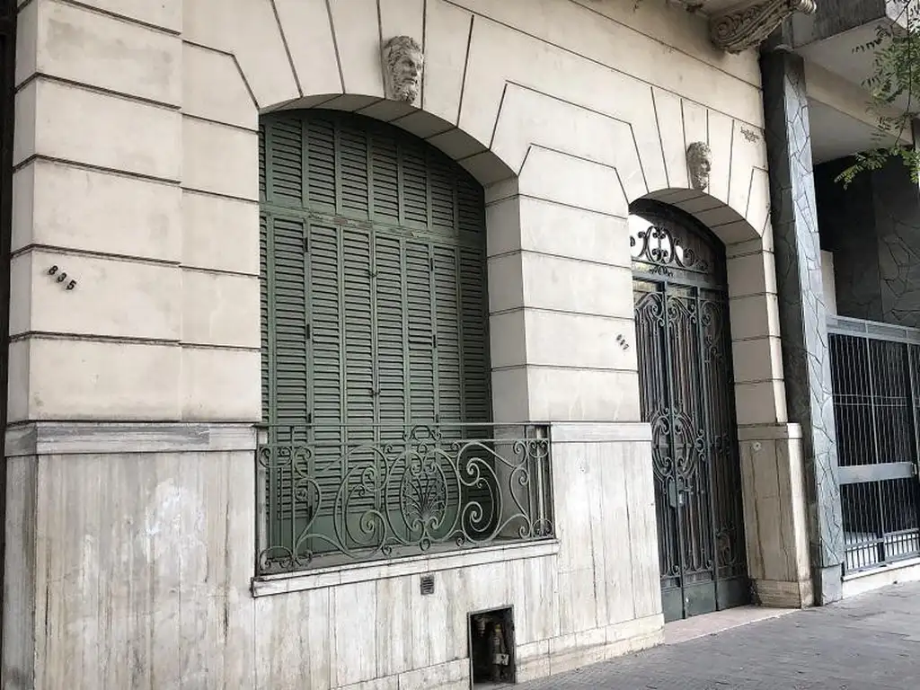 Casa en Venta sobre Av Pellegrini Oportunidad