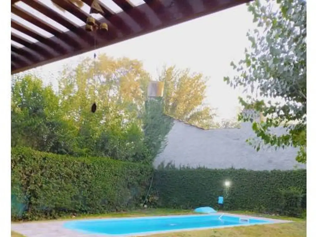 Casa quinta con piscina, parrilla, jardín parquizado.