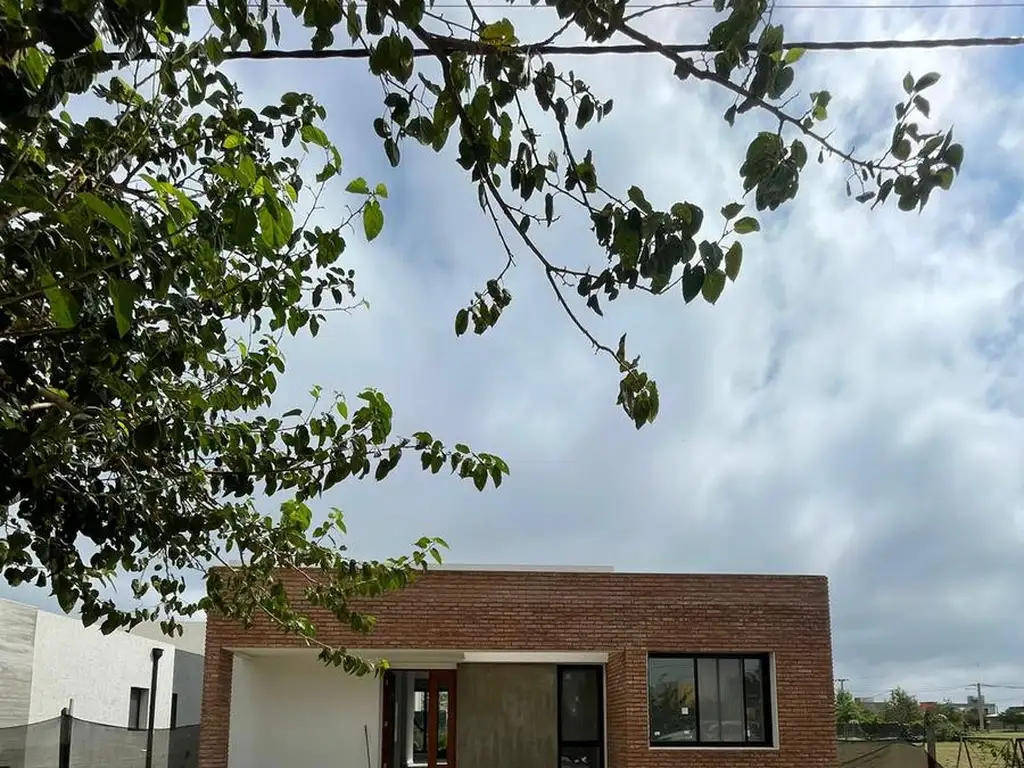 Casa en venta de dos dormitorios a estrenar- Barrio Las Casuarinas