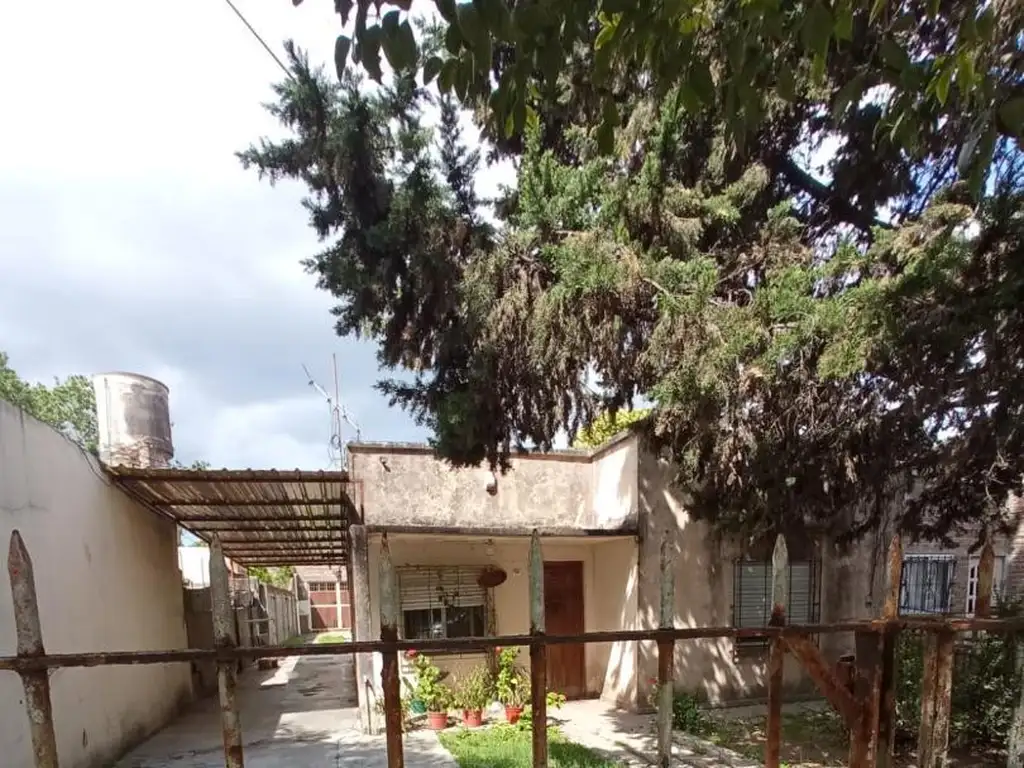 VENTA DE CASA DE TRES AMBIENTES EN BERAZATEGUI